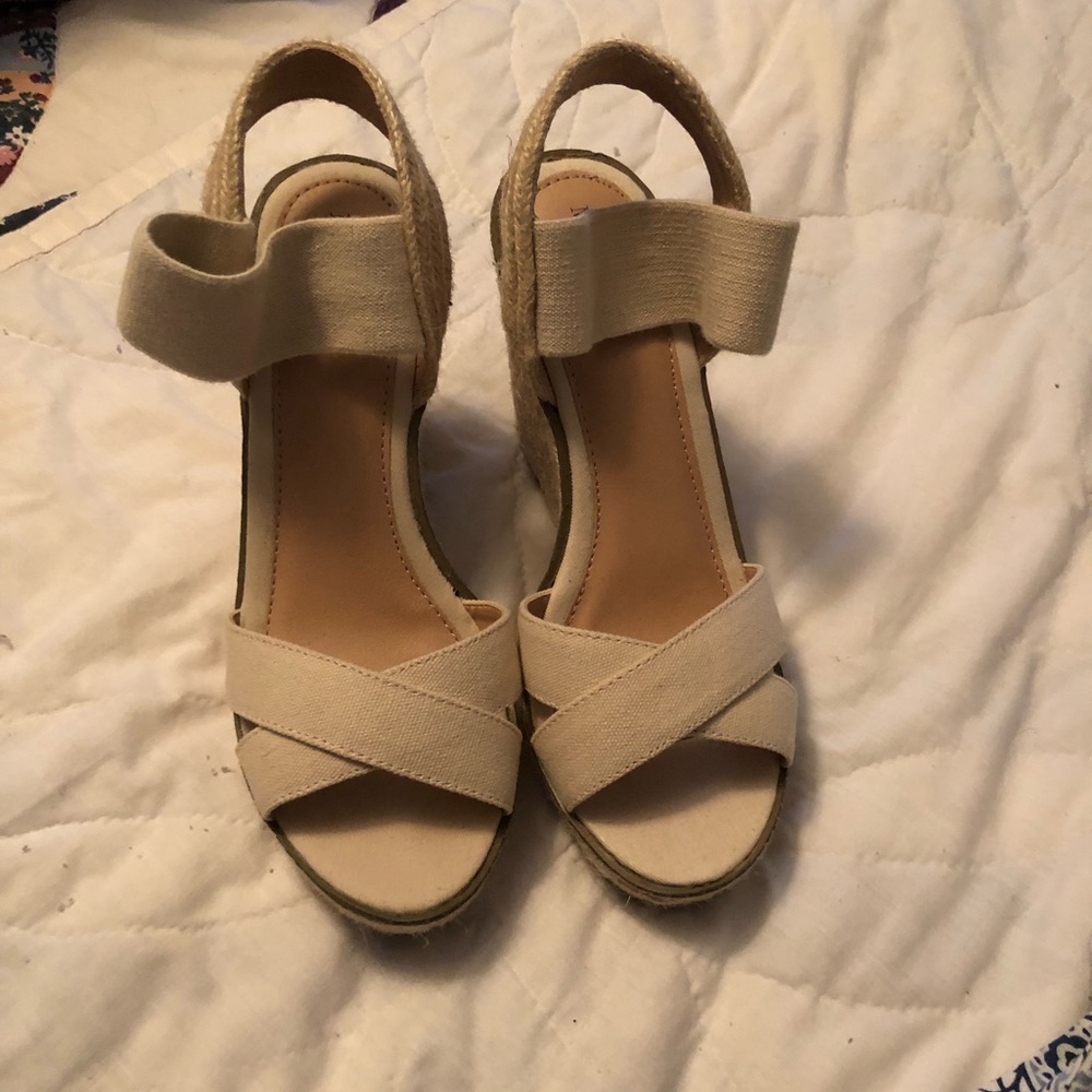 New without tags size 8 1/2 wedges